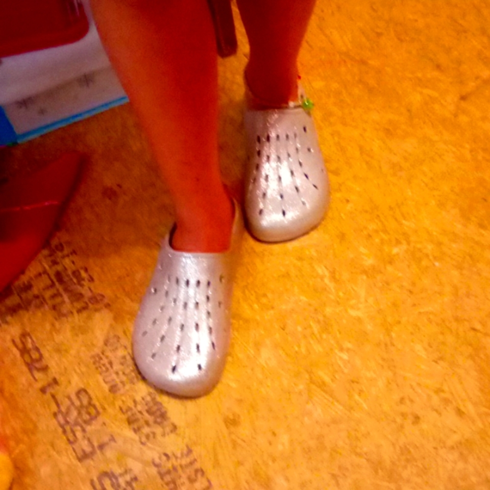 Just be size 7 glittery silver Crocs